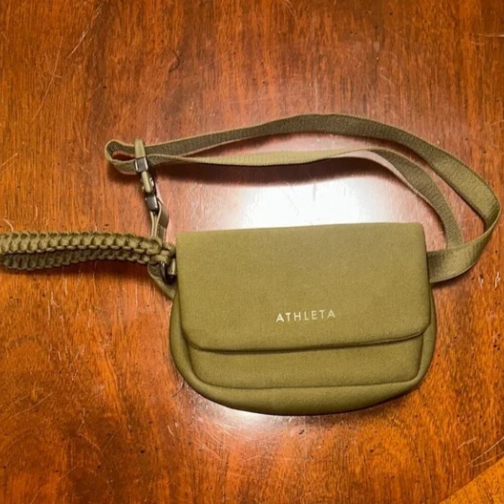 New Without Tags: Athleta Crossbody Bag Convertible to a Wristlet! Olive Green!